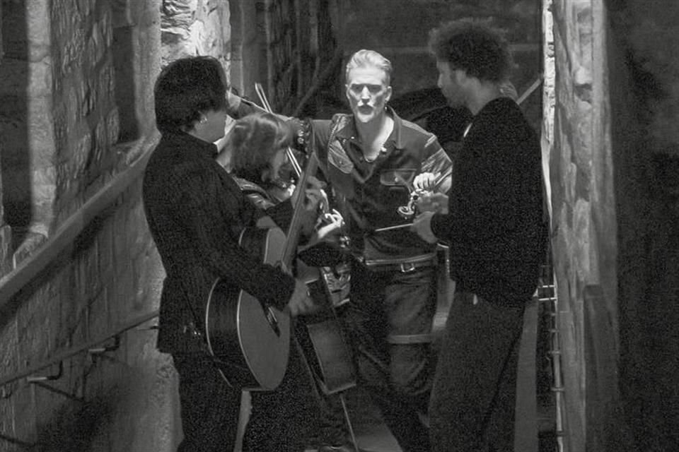 This production, directed by Thomas Rames, led Homme to record with his colleagues, Troy van Leeuwen, Michael Shuman, Dean Fertita and Jon Theodore, accompanied by a string trio.