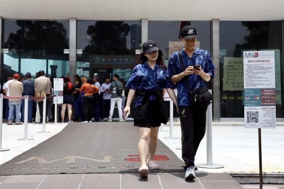 Al encontrar cerrado el Museo Nacional de Antropología, visitantes se retiraban decepcionados del lugar.