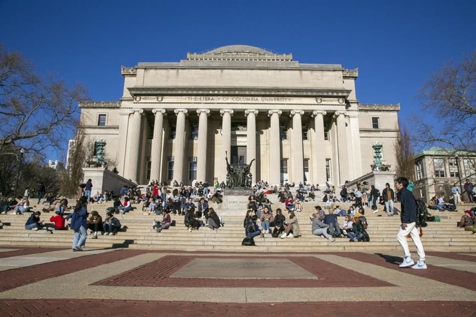Estudiantes se sientan en las escaleras de la Biblioteca Low Memorial en Columbia, el 10 de febrero del 2023.