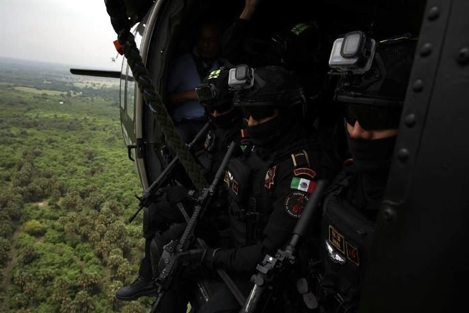 La división 'Fuerza de Reacción Aeromóvil' usa el helicóptero Black Hawk y los vehículos blindados Black Mambas.