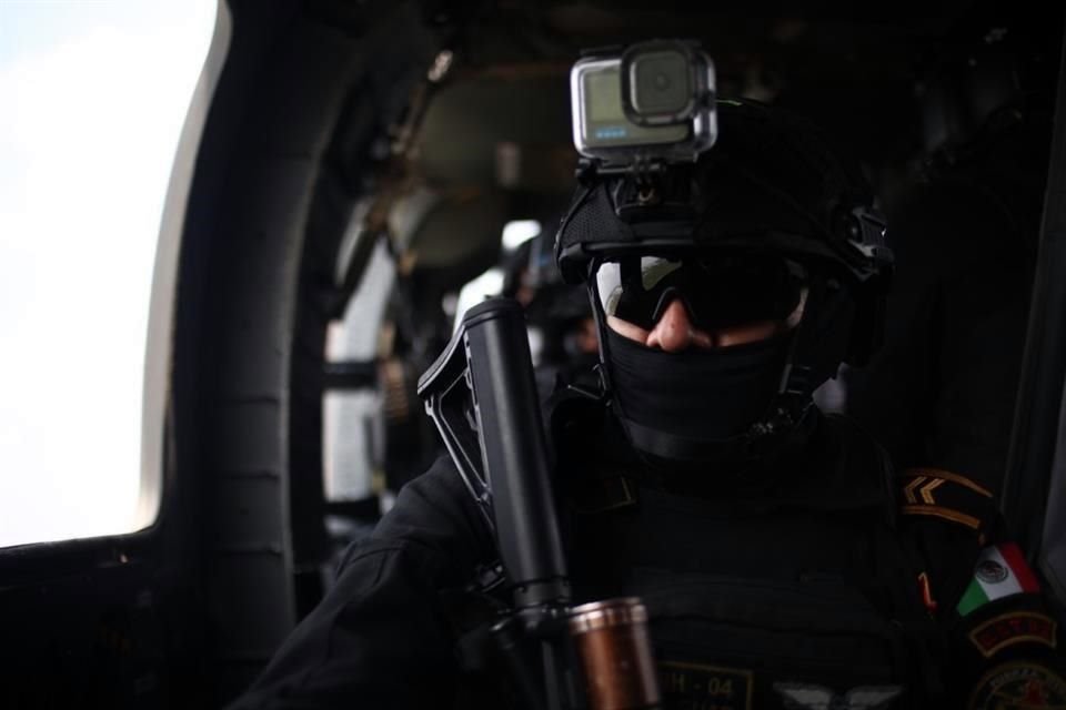 La división 'Fuerza de Reacción Aeromóvil' usa el helicóptero Black Hawk y los vehículos blindados Black Mambas.