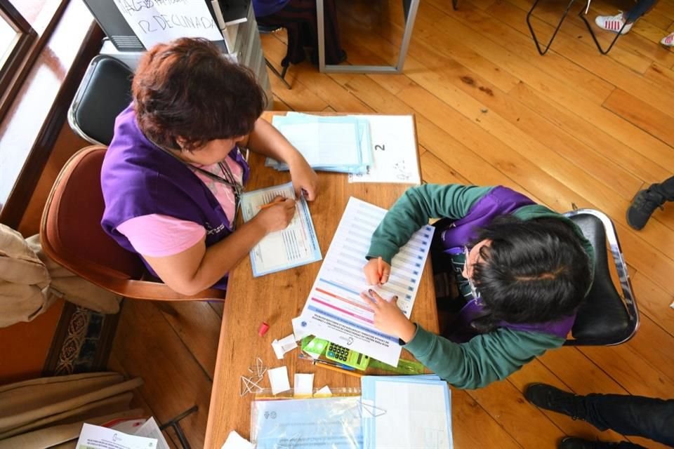 A la mitad. Autoridades han trabajado por cuatro días, de 10, en el conteo de votos.