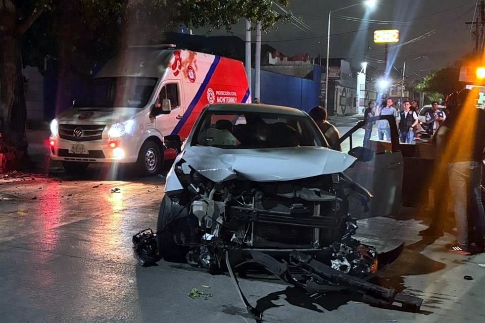 La conductora de la camioneta Suzuki y una mujer que la acompañaba fueron trasladas al Hospital de Zona No. 21 del IMSS.