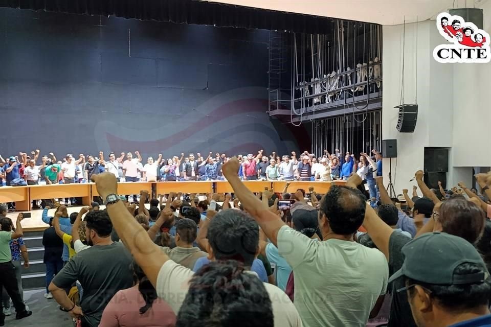 Los maestros de Oaxaca sesionaron en la sede nacional del SME.