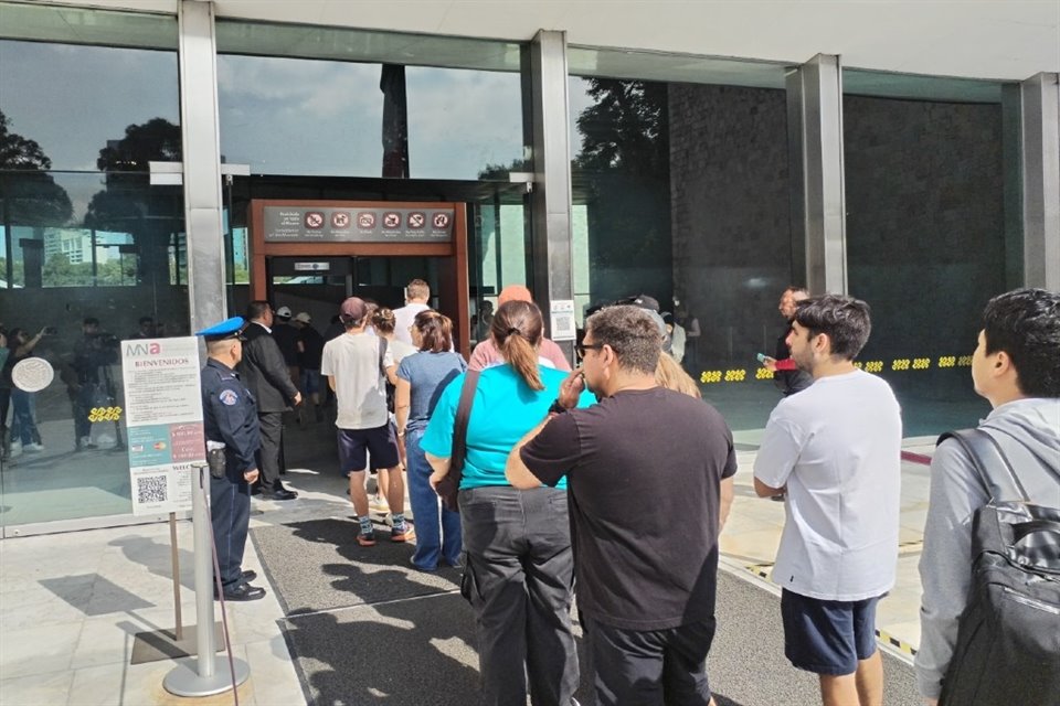 Museo Nacional de Antropología reabrió ante decisión de que recinto sea resguardado por policías de CDMX y no por empresas privadas.