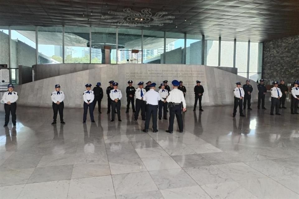 66 elementos de la Policía Auxiliar de la Ciudad de México pasaban lista en el vestíbulo del recinto galardonado.