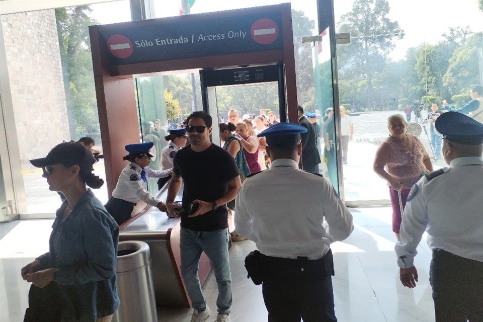 Los agentes arribaron alrededor de las 9:00 horas para garantizar la vigilancia del recinto.