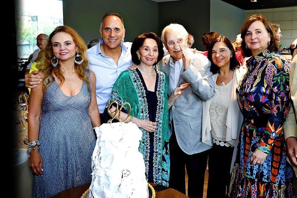 EL FESTEJADO CON SU ESPOSA E HIJOS. Cecilia Pérez Madero de Sada, Balbina, Rogelio, Cecilia y Verónica Sada Pérez