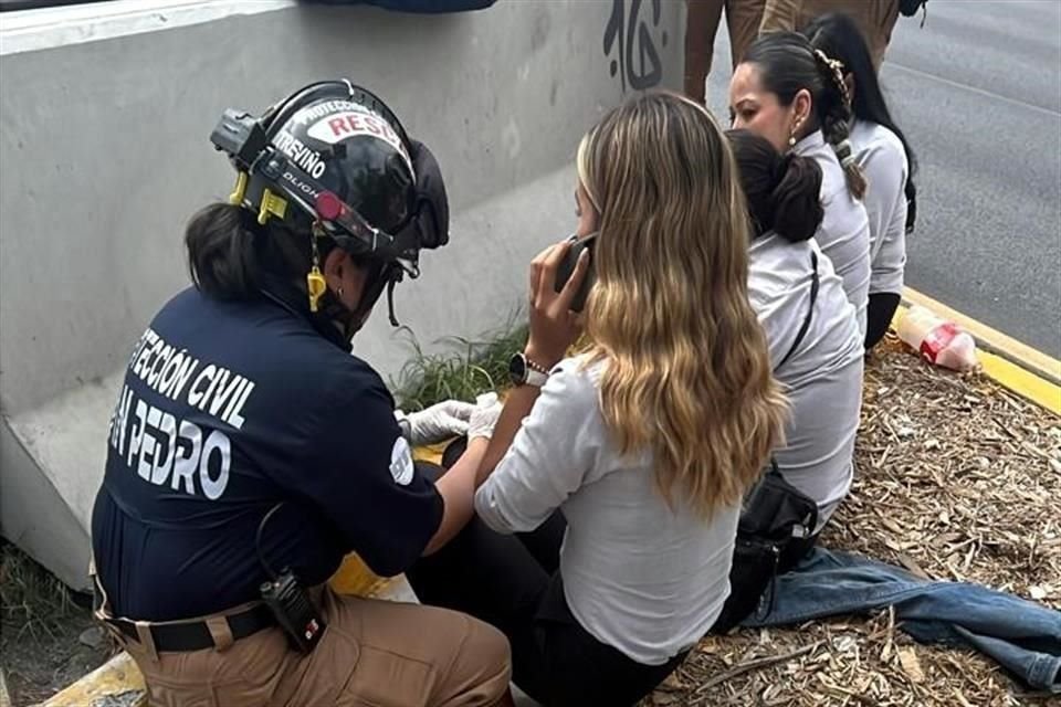 Personal de Rescate 911 de Protección Civil de San Pedro atendió de golpes leves a cuatro mujeres que viajaban en el vehículo compacto que fue impactado por el tráiler.
