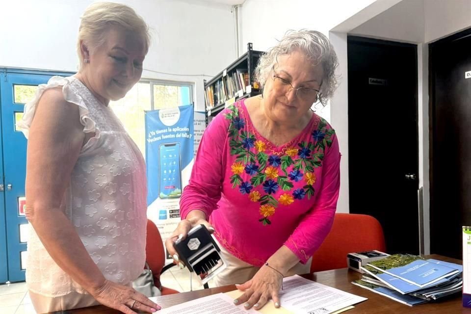 Patricia Santos, quien encabeza la actual junta de vecinos recibe la inscripción de la planilla 'AVANZA', donde se propone como  presidenta a Alejandra Canales, quien trabajó en la directiva de Santos
