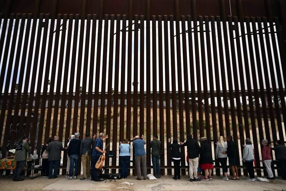 EU emitió tres nuevas exenciones legales para permitir la construcción acelerada de 58 km de muro fronterizo en Arizona y Nuevo México.