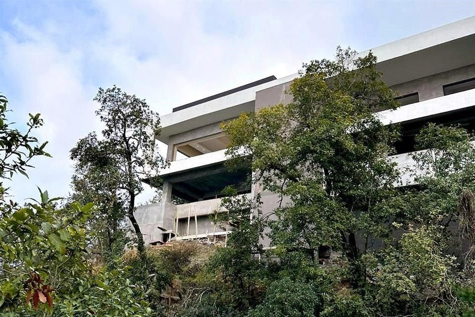 Fernando Garza Treviño aseguró que la obra en Encino No. 2 en Olinalá, sigue suspendida pese a que hay videos donde se escucha a gente trabajando en su interior.
