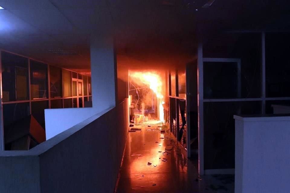 Según datos preliminares, el fuego afectó al menos los dos primeros pisos del edificio de seis plantas