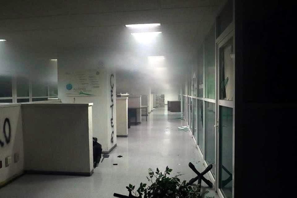 Según datos preliminares, el fuego afectó al menos los dos primeros pisos del edificio de seis plantas