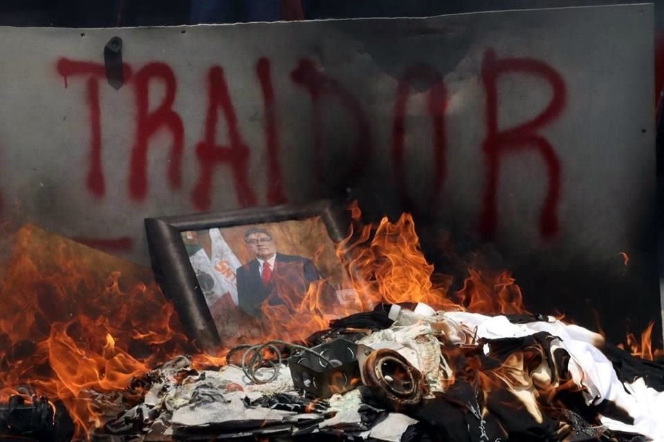 Quemaron papelería, mobiliario y además prendieron fuego al retrato del secretario general del SNTE, Alfonso Cepeda Salas.