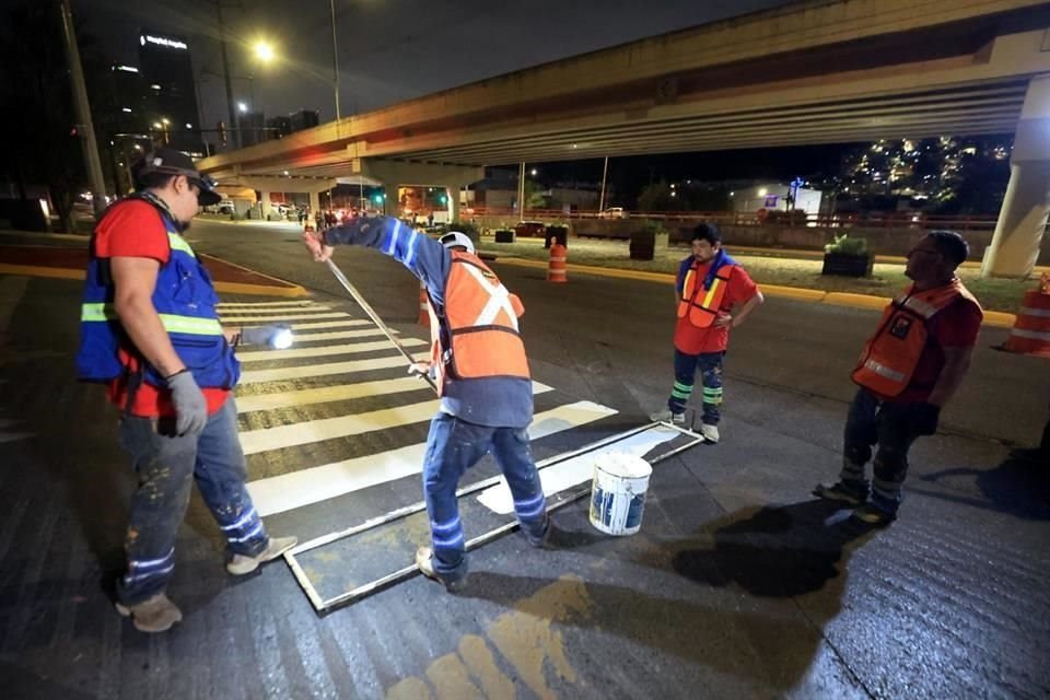 Personal municipal reparó luminarias, hizo limpieza y pintó cordones en las avenidas Lázaro Cárdenas y Pedro R. Vázquez.