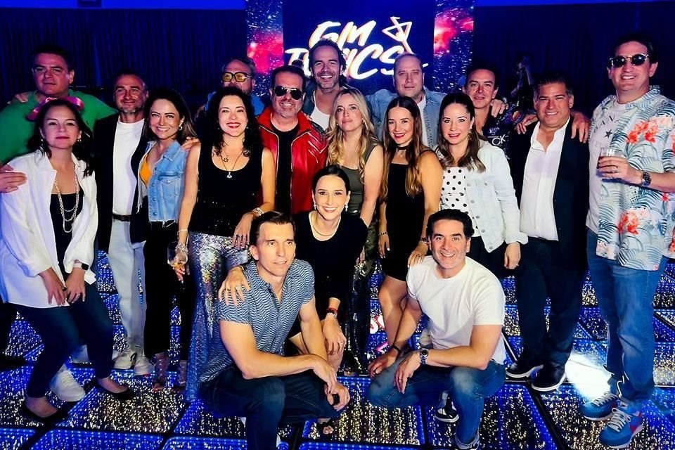 EL FESTEJADO con el grupo de amigos 'Raza Waza' formado hace muchos años