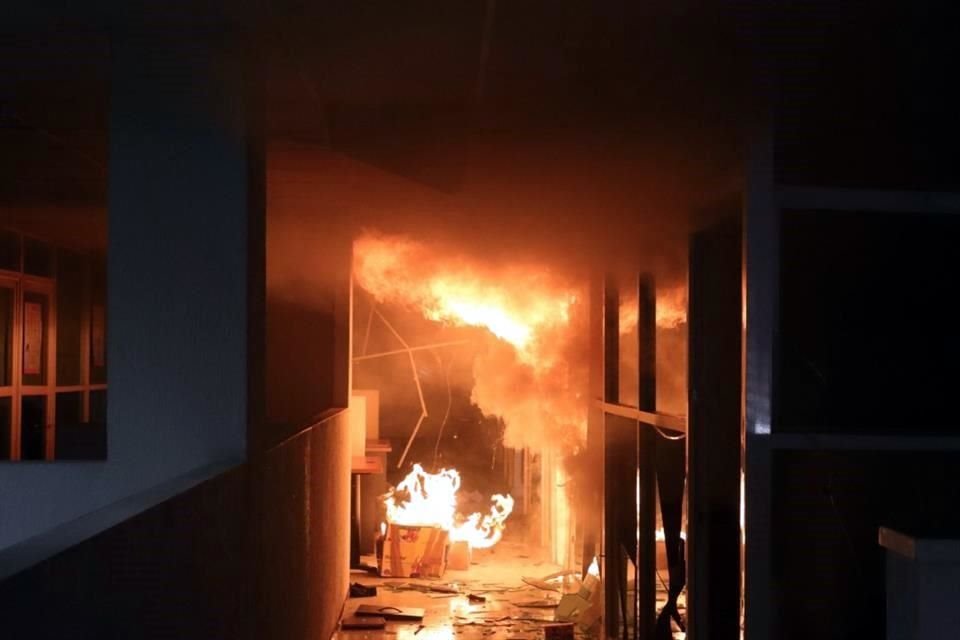 Bomberos de la CDMX lograron controlar la conflagración en las oficinas del SNTE.