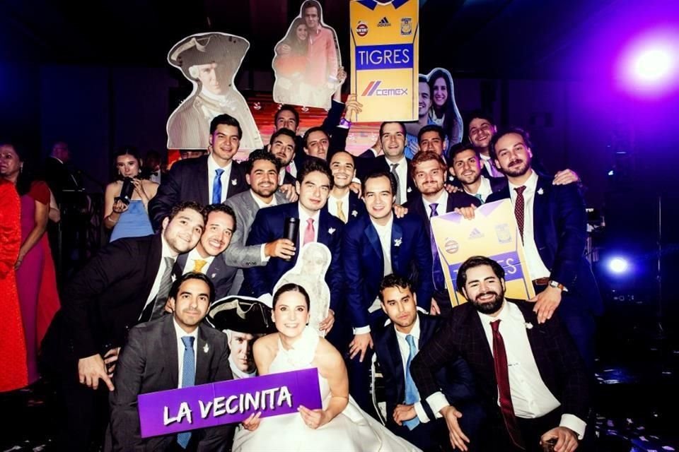 La pareja con un grupo de amigos.