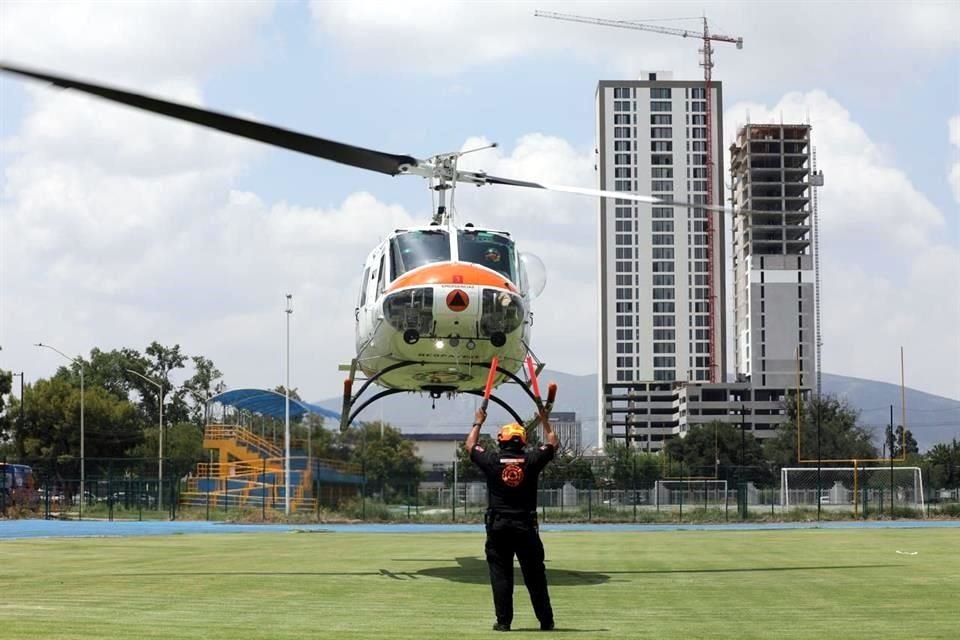 En uno de los helicópteros, personal médico y paramédico lo trasladaron hasta las canchas de futbol de la Facultad de Medicina, evitando el caos del tráfico del área metropolitana.