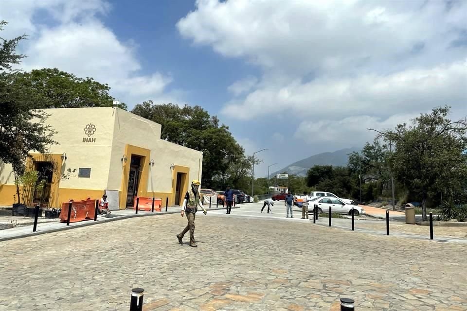 Ayer se pudo ver a trabajadores a cargo de diferentes tareas aún pendientes al exterior del Museo, especialmente en pintura, reparaciones y jardines.