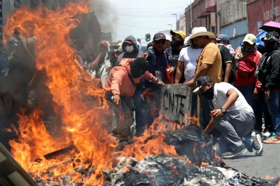 Los maestros de la CNTE irrumpieron en las oficinas del SNTE y quemaron papelería.