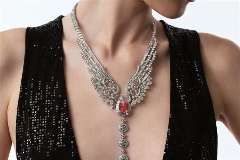 Destaca por su forma de alas abiertas con un zafiro rosa en el centro. Además, se puede desmontar para llevarse como brazalete.