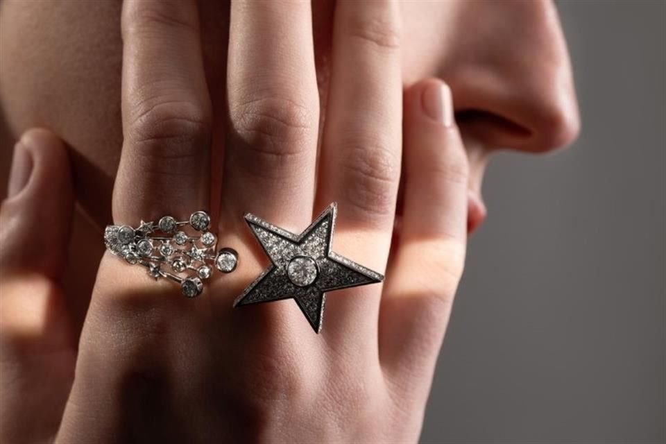 Ambos anillos presentan destellos que emanan de la pedrería, haciendo alusión al brillo de estos objetos celestes al pasar por el planeta Tierra.