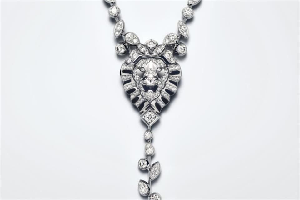 Este felino representa poder, fuerza y valor, por lo que no es sorpresa que la Maison optara por la elección de esta bestia al colocarlo en un collar.