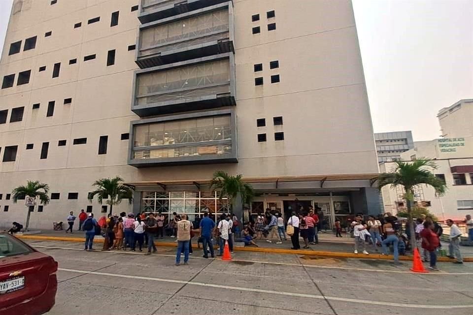 Madres de familia protestaron en el Hospital Infantil de Veracruz, alertando que la vida de niños con cáncer está en riesgo por el desabasto de oncológicos y la falta de aire acondicionado.