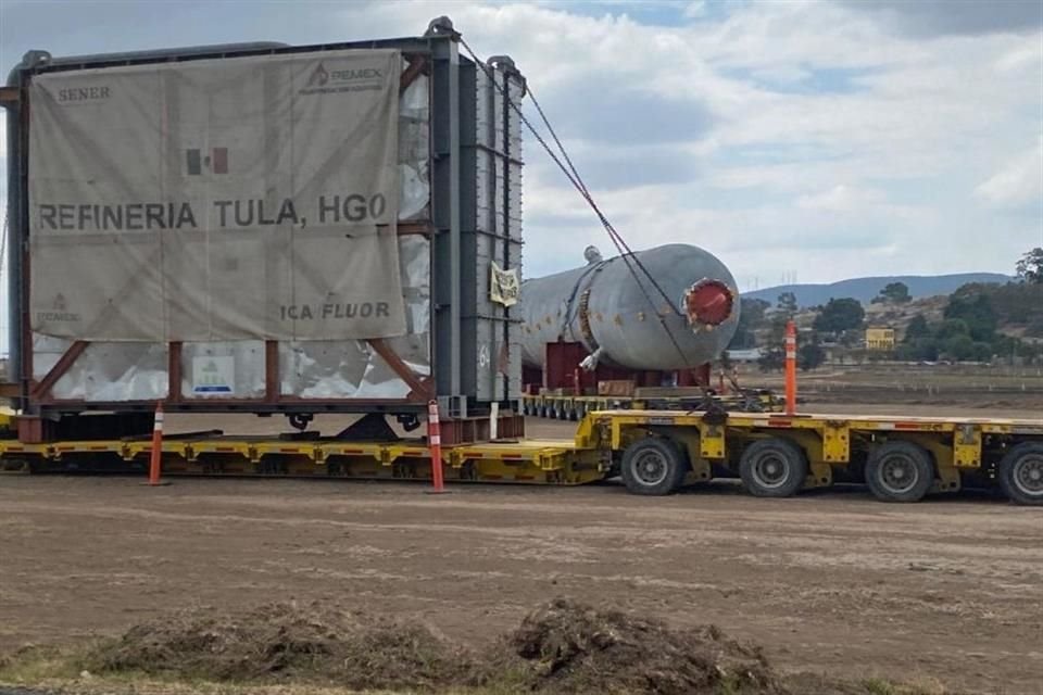 Los equipos están abandonados en la Autopista México-Querétaro; uno a la altura del poblado Encillas, en Edomex, a 60 km de la refinería, y otro a un costado de una carretera que conduce a Tlaxcala.