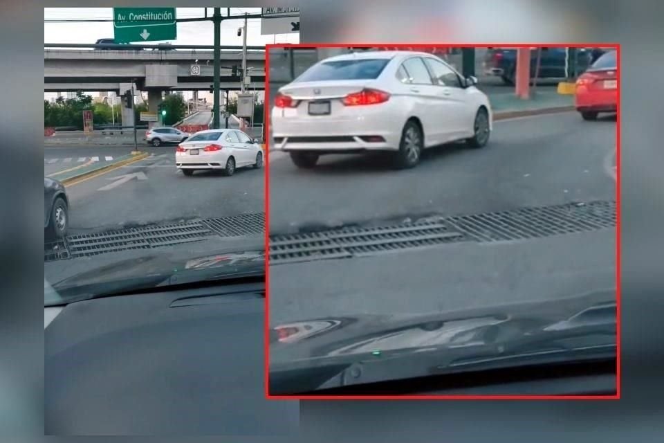 Ante reparaciones de un bache en cruce de Venustiano y Morones, automovilistas caen en una alcantarilla hundida, afectando circulación.