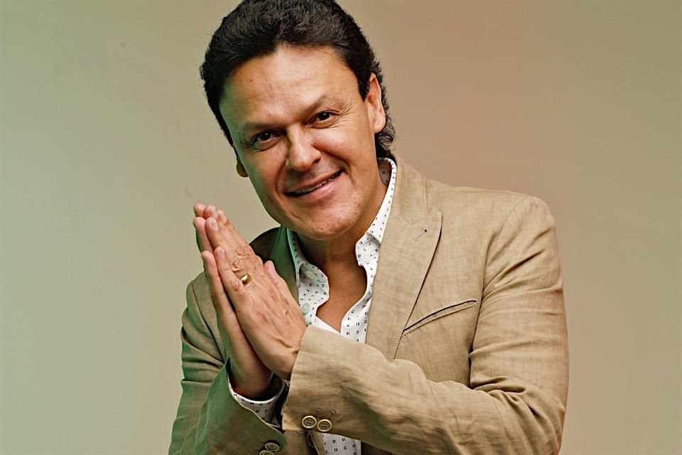 El cantante Pedro Fernández valora que las películas que hizo en los 80 y 90 sigan vigentes en la televisión y sean del agrado del público.