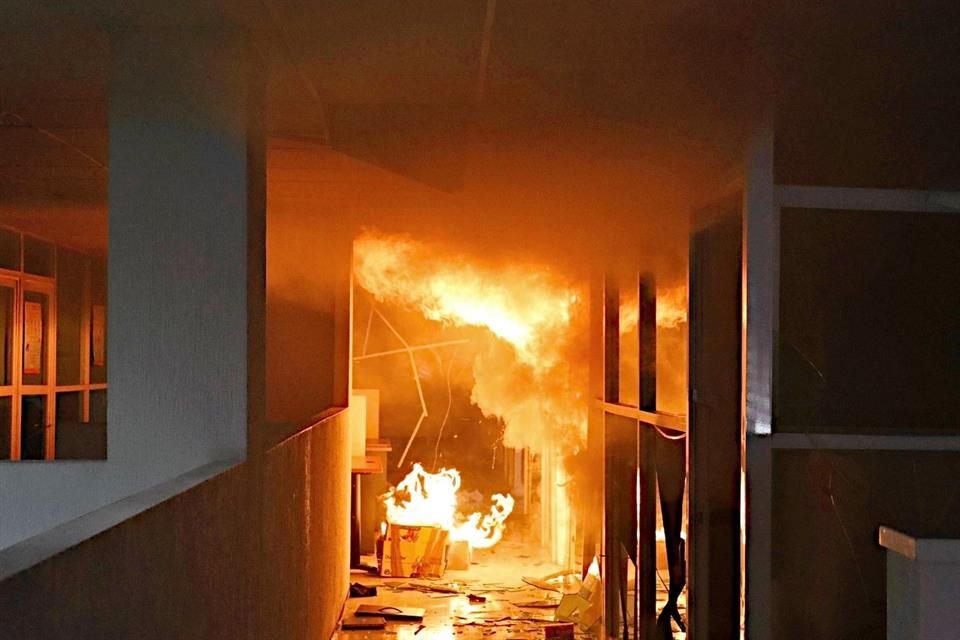 Maestros de Guerrero quemaron papelería afuera y adentro de la sede del SNTE en la CDMX