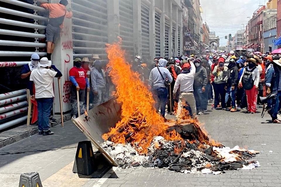 Maestros de la CETEG irrumpieron en instalaciones del SNTE en la CDMX y Chilpancingo, donde quemaron papelería y playeras de ese gremio.
