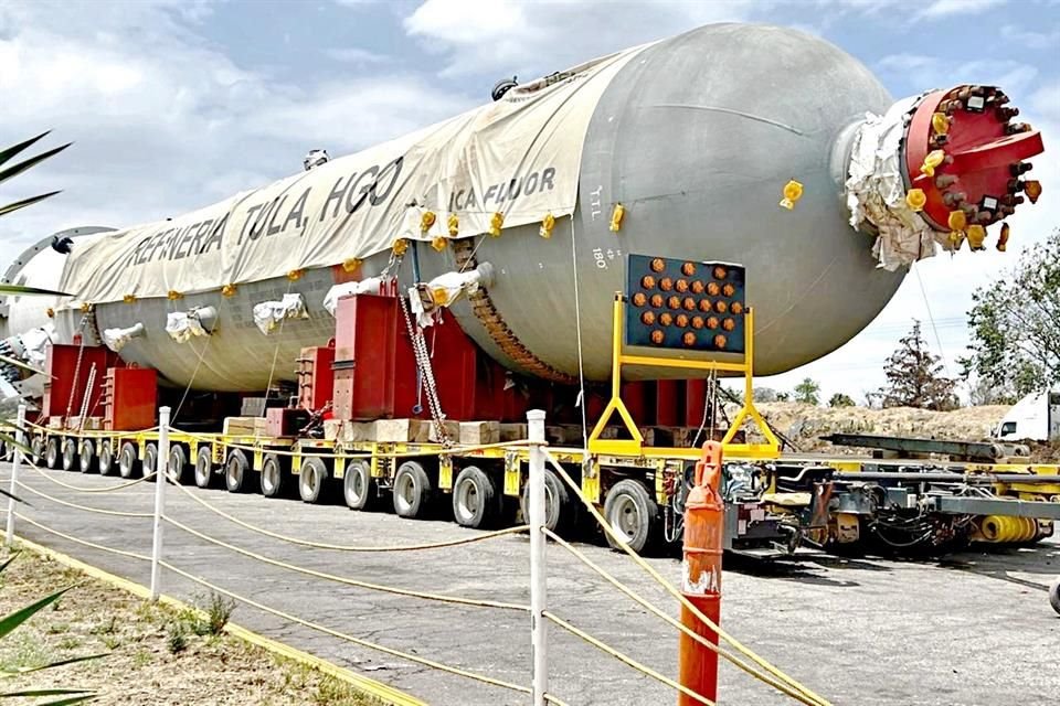  Uno de los reactores que llegaron desde la India a México, se encuentra desde hace 5 meses frente a una gasolinera en el poblado de Encinillas en Edomex, en la autopista de Querétaro rumbo a la CDMX.
