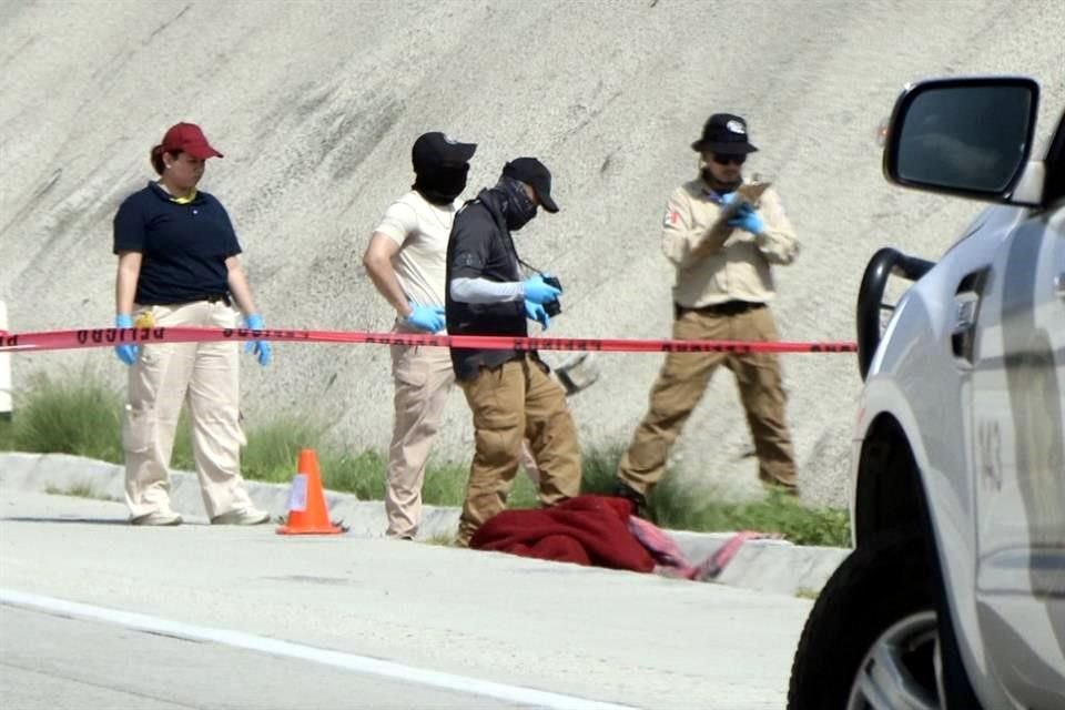 En el sitio fue localizado el cuerpo de una persona envuelto con dos cobijas color rojo en diferentes tonos.