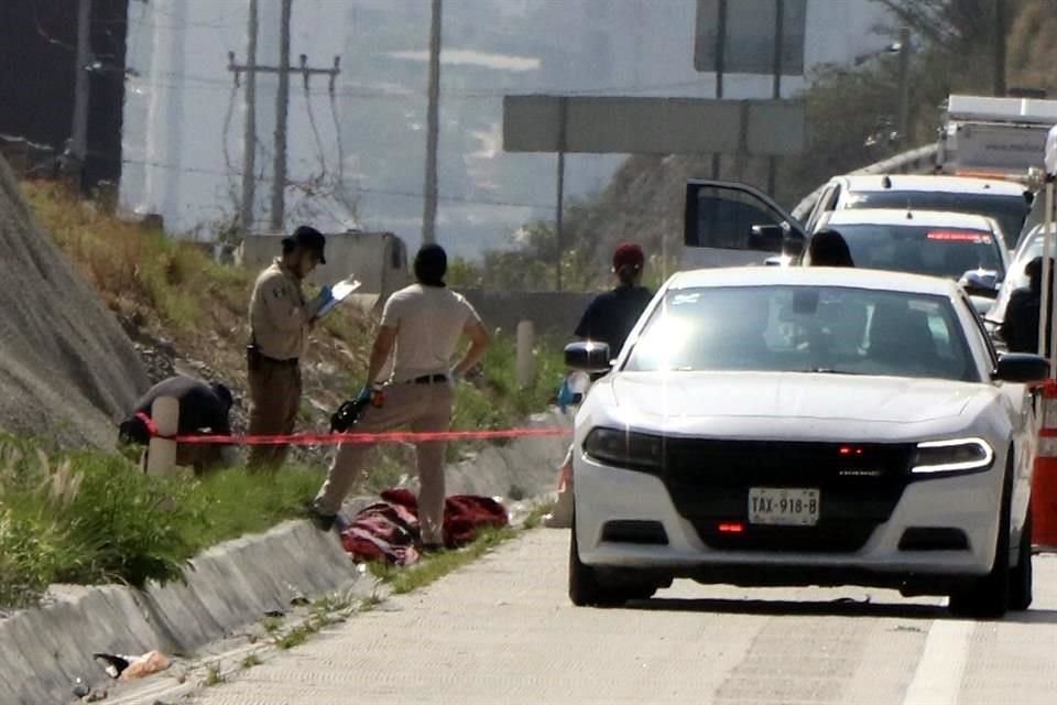 En el sitio fue localizado el cuerpo de una persona envuelto con dos cobijas color rojo en diferentes tonos.
