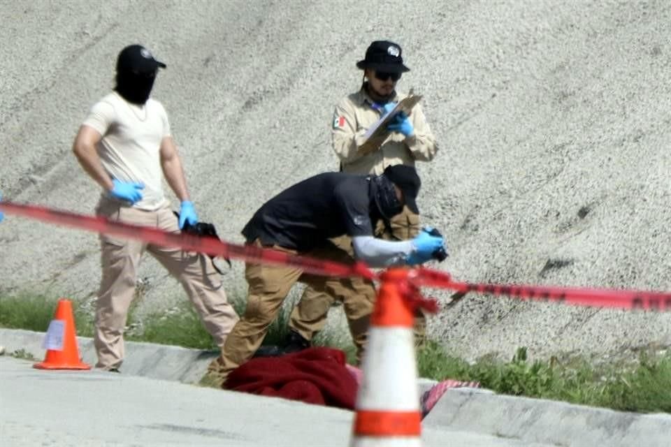 En el sitio fue localizado el cuerpo de una persona envuelto con dos cobijas color rojo en diferentes tonos.