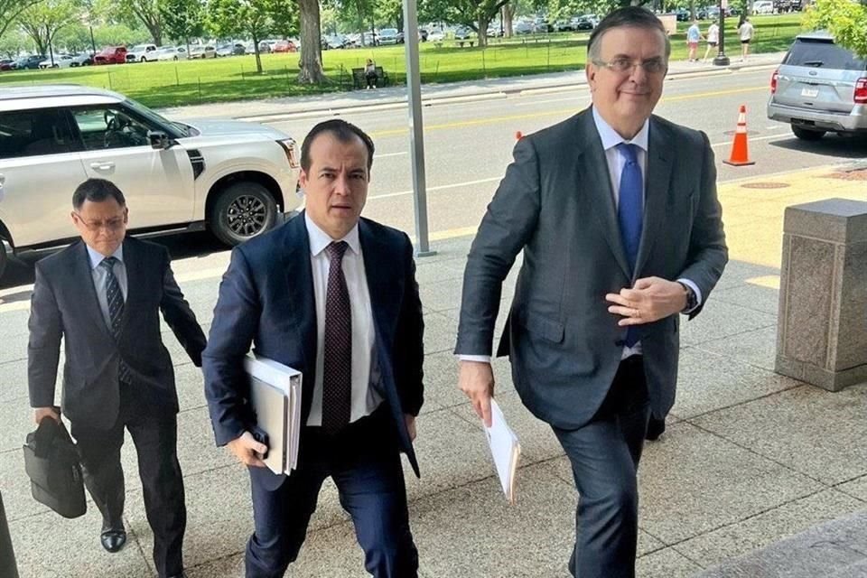 Ebrard llegando a la Secretaría de Comercio de los Estados Unidos.