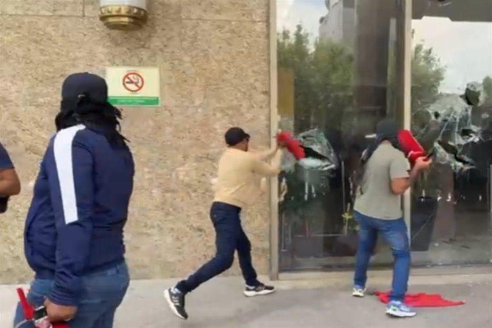 Integrantes de CETEG rompieron vidrios de edificio de Secretaría de Bienestar en Reforma, durante marcha de la CNTE al Zócalo.