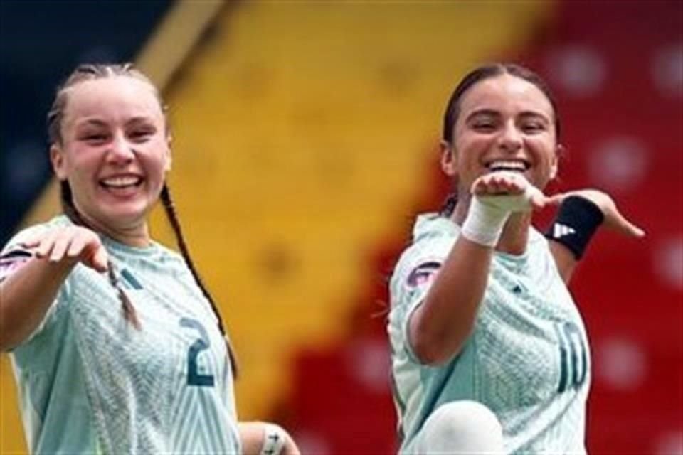 La jugadora de Rayadas, Alice Soto (derecha), marcó un doblete ante las ticas.