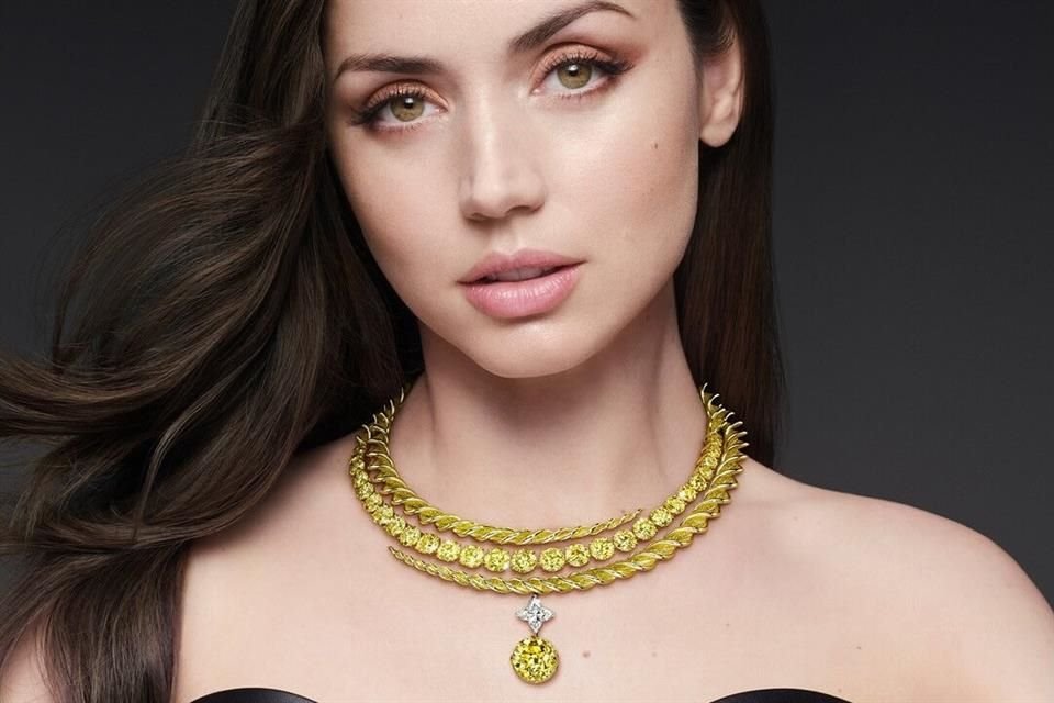 Louis Vuitton presentó su nueva colección de Alta Joyería con la colaboración de una de sus embajadoras: la actriz Ana de Armas, quien apoyó a la Maison luciendo diferentes artículos.