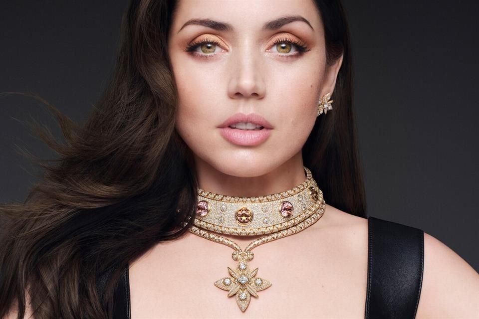 'La Flor del Monograma' hace su aparición en la colección de Louis Vuitton con una paleta de turmalinas de doble tono. Fotografiada por Sølve Sundsbø.