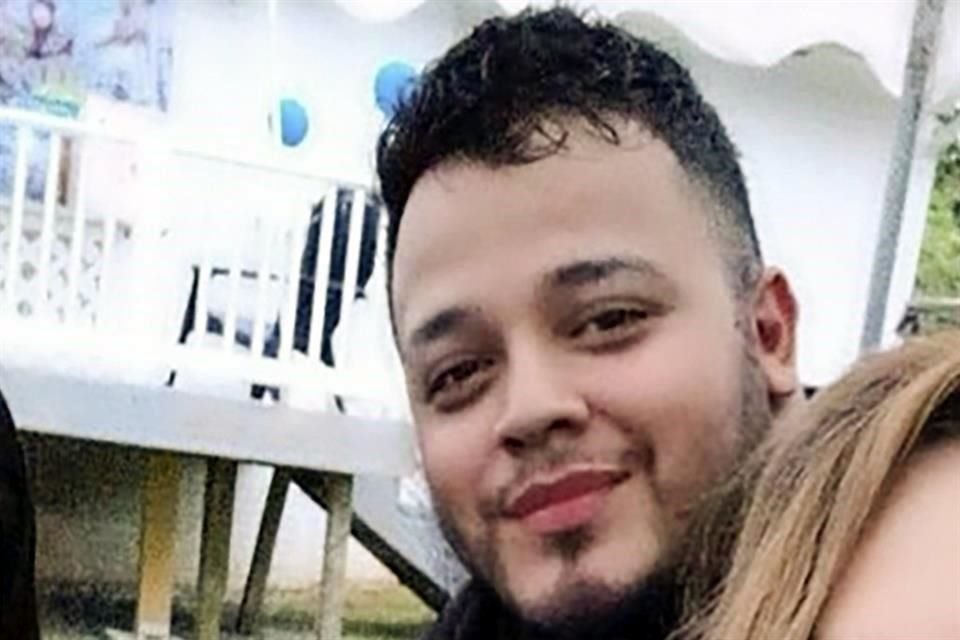 El migrante expulsado por 'error' a cárcel de El Salvador fue devuelto a EU y detenido para ser procesado por presunto tráfico de personas.