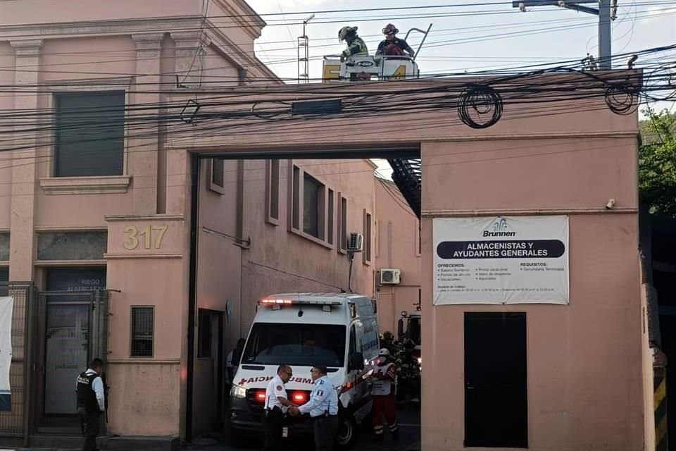 El accidente fue reportado a las 17:00 horas en la empresa Brunnen Internacional, ubicada en el Bulevar Díaz Ordaz y Camino al Tiro, en la Colonia Santa María.