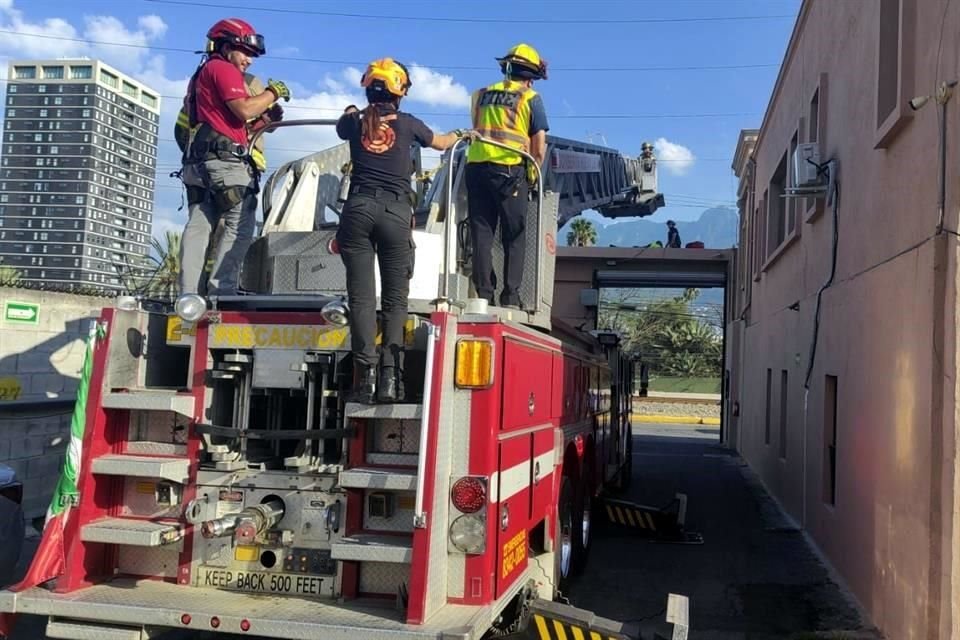 Debido a que el herido quedó en una cornisa, elementos de Bomberos Nuevo León tuvieron que utilizar un camión escalera para auxiliar al trabajador y poder descenderlo a una ambulancia.