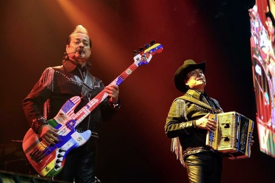 Los Tigres del Norte recetaron sus hits en una velada llena de ritmo.