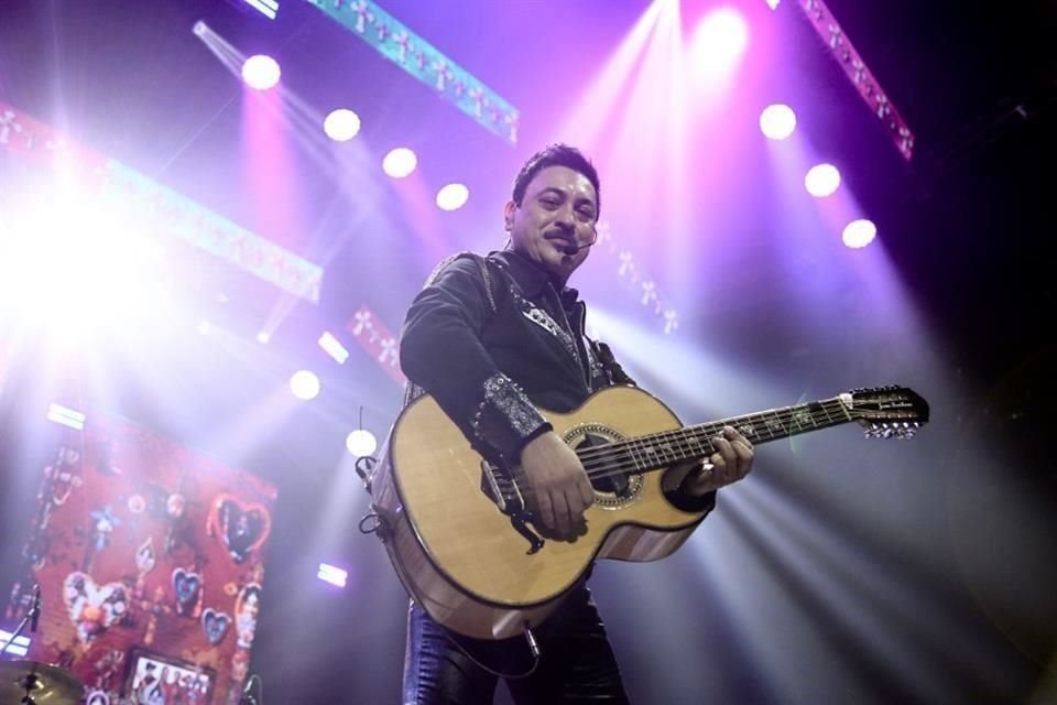 El grito de 'se va y se corre' anunció el inicio de La Lotería a las 21:40 horas con los Hernández al frente del escenario, yendo de un lado a otro.