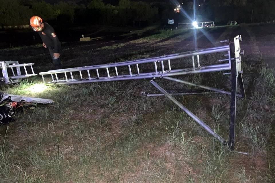 Personal de Protección Civil municipal, añadió, arribó al sitio para descartar riesgos en la parte donde cayó el escenario.